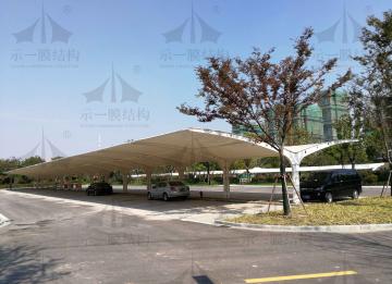 我們?nèi)绾芜x擇實用的膜結(jié)構(gòu)停車棚？